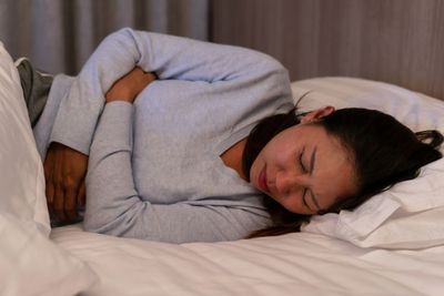 5 Posisi Tidur untuk Meredakan Nyeri Haid, Ada yang Seperti Janin!