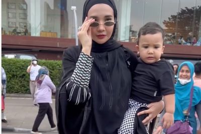 Ngakak! Aksi Zaskia Sungkar Nyeberang Gendong Ukkasya di Zebra Cross Citayam Fashion Week