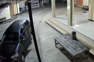 Momen Pria Maling Kotak Amal Masjid, Modus Naik Mobil dan Sembunyi di Balik CCTV