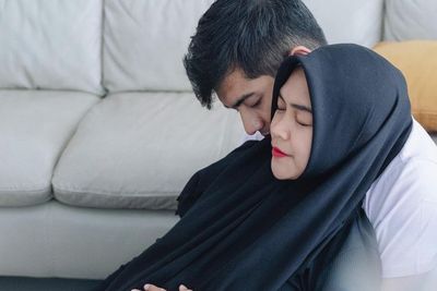 Jelang Lahiran, Teuku Ryan Temani Ria Ricis di Ruang Persalinan: Bismillah