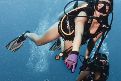 Jago Nyelam, Ini 3 Pose Keren Nia Ramadhani Diving di Labuan Bajo!