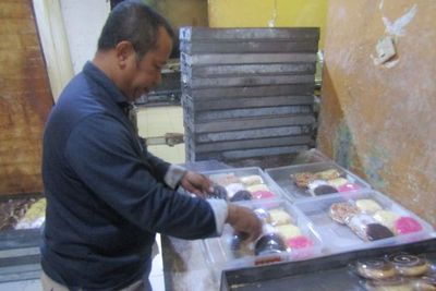 Kisah Sukses Teknisi PLN Nyambi Jualan Donat, Sehari Bisa Cuan Rp8 Juta