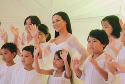 Ada Social Experience di MV Terbaru Yura Yunita, 7 Pasangan Non Aktor Saling Menatap