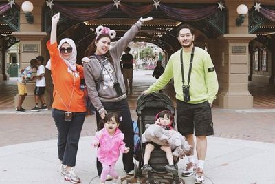 3 Gaya Memukau Syahnaz Berlibur Bersama Keluarga di Paris, Cakep Banget!