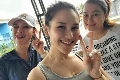 Kompaknya Syifa dan Ayu Ting Ting Latihan Yoga Dalam Balutan Sport Bra