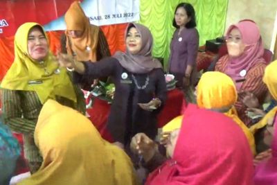 Heboh Guru di Klaten Tebar-tebar Duit Cash, Ternyata Ini Tujuannya!