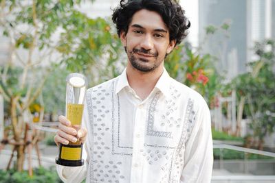 Reza Rahadian Pamer Rambut Baru Model Buzz Cut: Aduh Tambah Muda Banget Ayang