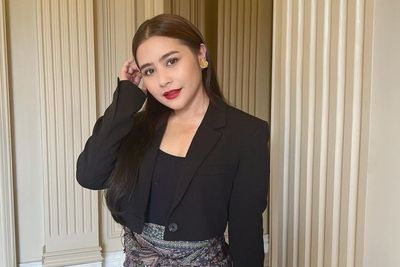 Pakai Blazer-Kain Batik dan Lipstik Merah, Gaya Prilly Lebih Dewasa Dian Sastro Terkesima