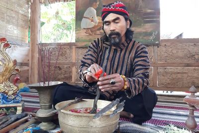 Malam 1 Suro, Jasa Cuci Keris Cuan Jutaan Dalam Semalam: Ini Mantra yang Diucapkan!