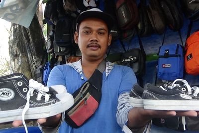 Cerita Haru Pedagang Gratiskan Tas dan Sepatu dengan Dua Syarat, Mengaku Gak Takut Miskin
