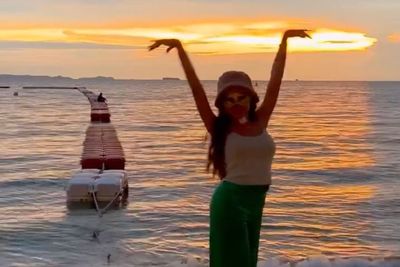 Potret Gaya Outfit Lucinta Luna Liburan ke Pantai di Gold Coast Australia