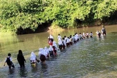 Jembatan Putus, Miris Siswa SD di Cianjur Pergi dan Pulang Sekolah Seberangi Sungai