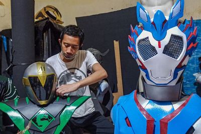 Iseng Bikin Kostum Cosplay, Pemuda Malang Banjir Pesanan dari Amerika: Harganya Shock!