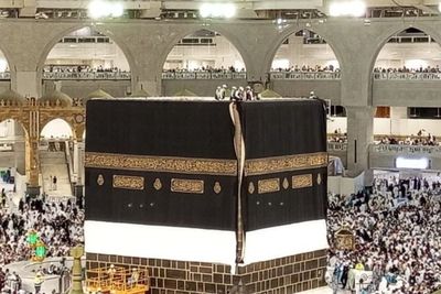 Berhiaskan Kaligrafi Emas, Kiswah Penutup Ka bah Diganti Tepat Malam Tahun Baru Islam