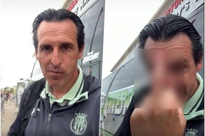 Kesal dengan Ejekan Fans saat Berfoto, Eks Pelatih Arsenal Acungkan Jari Tengah