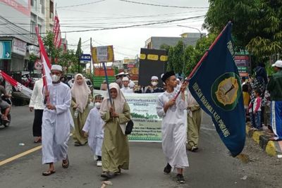 Masya Allah! 10 Ribu Pelajar Pawai Sambut Tahun Baru Islam, Ada yang Mirip Jemaah Haji