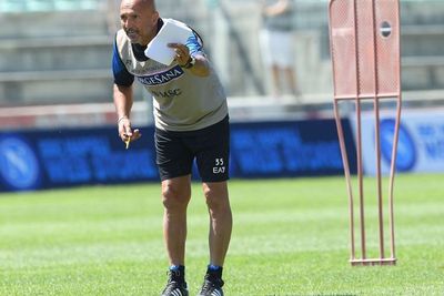 Pakai Topi Situs Film Dewasa, Pelatih Napoli Luciano Spalletti Bikin Geger