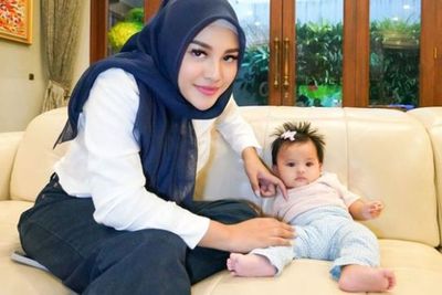 Lucunya Gaya Baju Ameena yang Sudah Bisa Duduk, Aurel: Anak Mama Cepat Besar