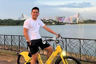 Pramudya Kusumawardana Pose Naik Sepeda: Netizen Kompak Komentar Manis dan Ganteng!