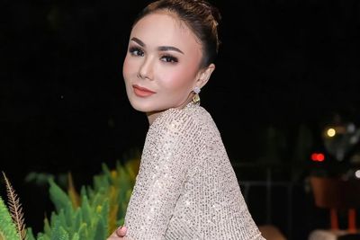 Yuni Shara Manglingi Pakai Gaun Silver Berkilau Bak Umur 20-an: Shakira Versi Indonesia