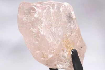 Cantiknya Berlian Pink Lulo Rose Seberat 170 Karat Ini, Harganya Berapa Ya?