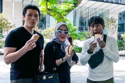 Syahrini-Reino Barack Jalan-jalan Mesra Makan Es Krim, Outfit Mewah Hampir Rp3 Miliar