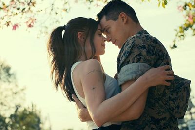 Review Film Purple Hearts : Pernikahan Palsu Pelayan Bar dan Marinir, Jomblo jangan Baper