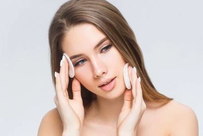 5 Tips Pakai Bedak Tabur yang Benar Hasil Akhir Dewy dan Matte, Gak Ribet Kok!