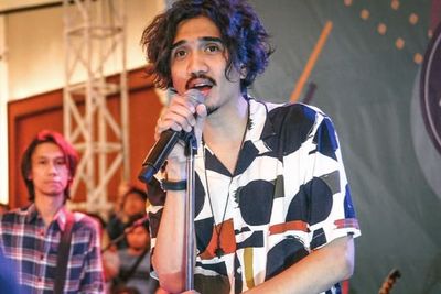 Gaya Baju Duta Sheila On 7 saat Jajan Cilok Jadi Sorotan: Low Profile Banget