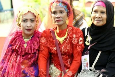 Pulang Ibadah Haji, Wanita Makassar Pakai Baju Heboh Berkalung Emas Segede Gaban! Kenapa?