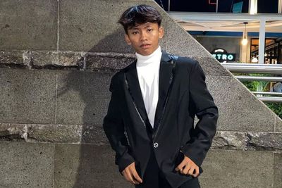 Pede Muka Jerawatan, Outfit Roy Citayam Fashion Week Pakai Jas Hitam Keren Loh!
