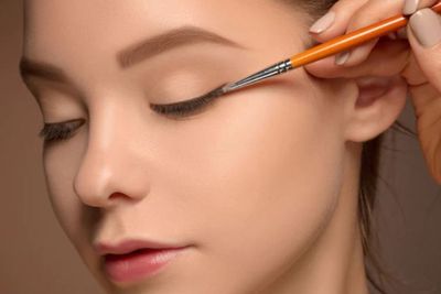 4 Tutorial Pakai Eyeliner Biar Gak Belepotan, Semudah Ini!