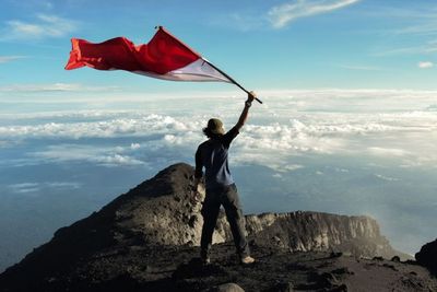 5 Rekomendasi Gunung Terindah untuk Didaki saat Momen 17 Agustus, Surganya Para Pendaki