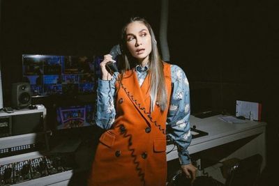 Luna Maya Pakai Rompi Oranye, Gayanya Manis Eye Catching 