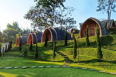 Malang Punya Rumah Hobbit, Nginap di Sini Serasa Healing di New Zealand