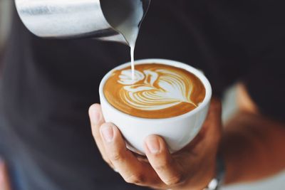 Bahayakah Langsung Minum Obat setelah Ngopi? Ini Kata Dokter