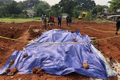 Penampakan Kuburan Beras Bansos di Depok Usai 6 Hari Ditemukan, Bau Amis Menyengat!