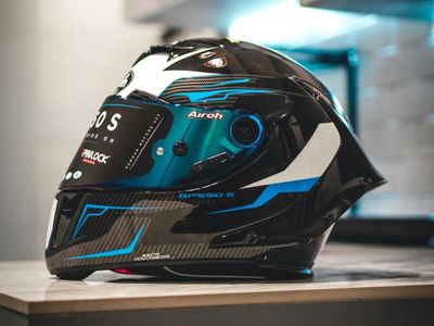 Kamu Harus Tau! 4 Cara Merawat Helm agar Awet