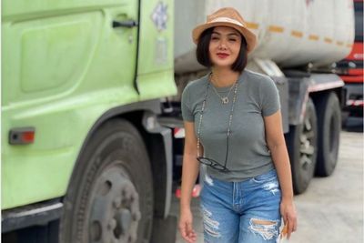 Awet Muda! Gaya Yuni Shara Foto di Depan Truk: Permisi Anak Pantura Mau Lewat