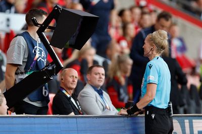 Sering Dikritik Curang, Percakapan Wasit Liga Premier dan Ofisial VAR akan Disiarkan