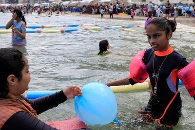 Menengok Pantai Khusus Tunanetra Pertama di Mesir, Dipasangi Rambu-Rambu Khusus