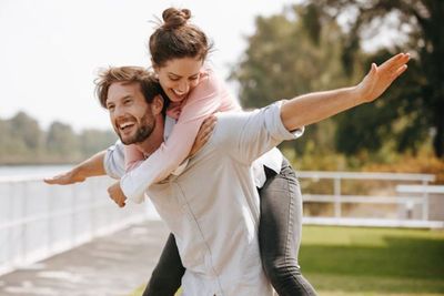Gak Pake Basa-basi! 3 Zodiak Ini Langsung Jatuh Cinta pada Pandangan Pertama, Kamu juga?