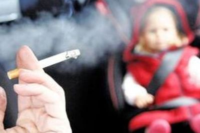 Efek Buruk yang Terjadi Bila Orang Tua Sering Merokok di Dekat Anak