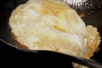 Aksi Cewek Masak Telur Ceplok Bikin Netizen Mengumpat, Kesal Lihat Minyak Gorengnya!