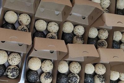 Nikmatnya Onde-onde Kekinian, Isinya Bukan Kacang Ijo atau Kelapa Tapi Keju dan Cokelat!