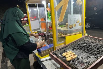 Legitnya Pisang Epe khas Makassar, Dipanggang Pakai Arang Lalu Digeprek dan Ditaburi Gula