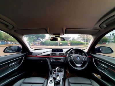 Kamu Harus Tau! 4 Cara Bersihkan Plafon Mobil