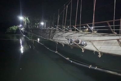Viral Jembatan di Bone Tiba-tiba Ambruk, Puluhan Warga Histeris Tercebur ke Sungai