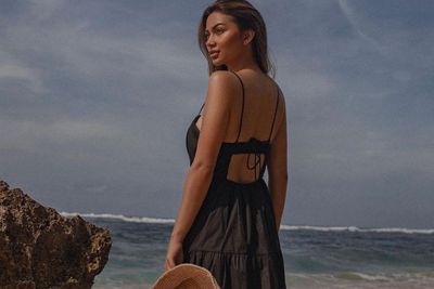 Pose Eksotis Ariel Tatum di Pantai, Bikin Cowok Klepek-klepek