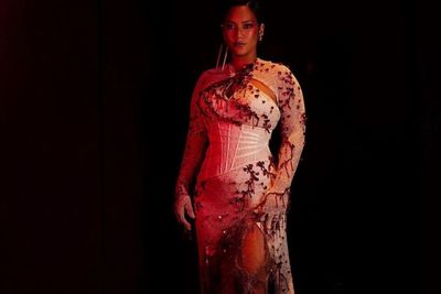 Potret Dramatis Tara Basro Pakai Gaun Kain Kafan Berdarah di Gala Premier Pengabdi Setan 2